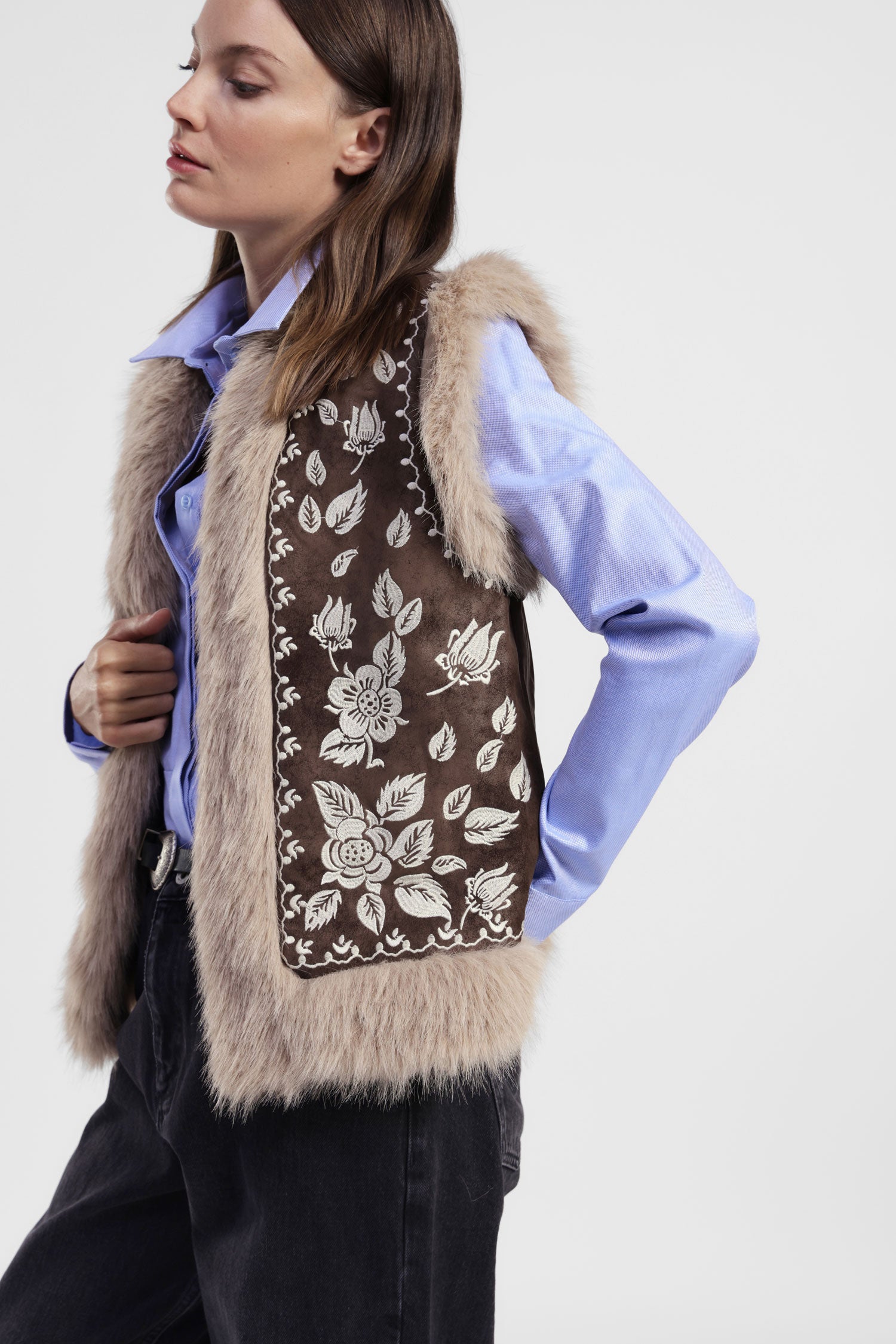 Gilet smanicato con ricamo floreale e profili pelosi