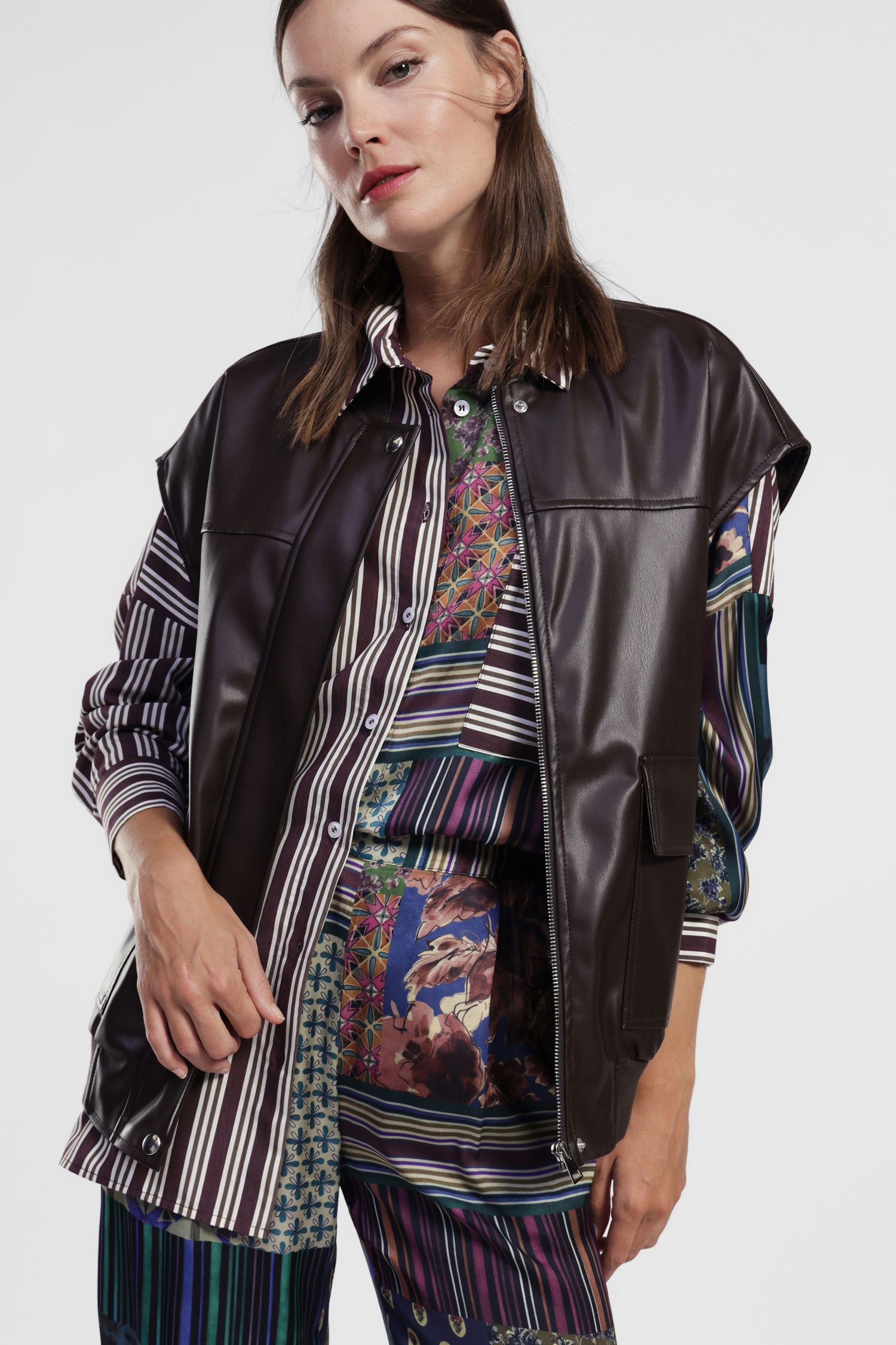 Giacca smanicata con maxi tasche frontali