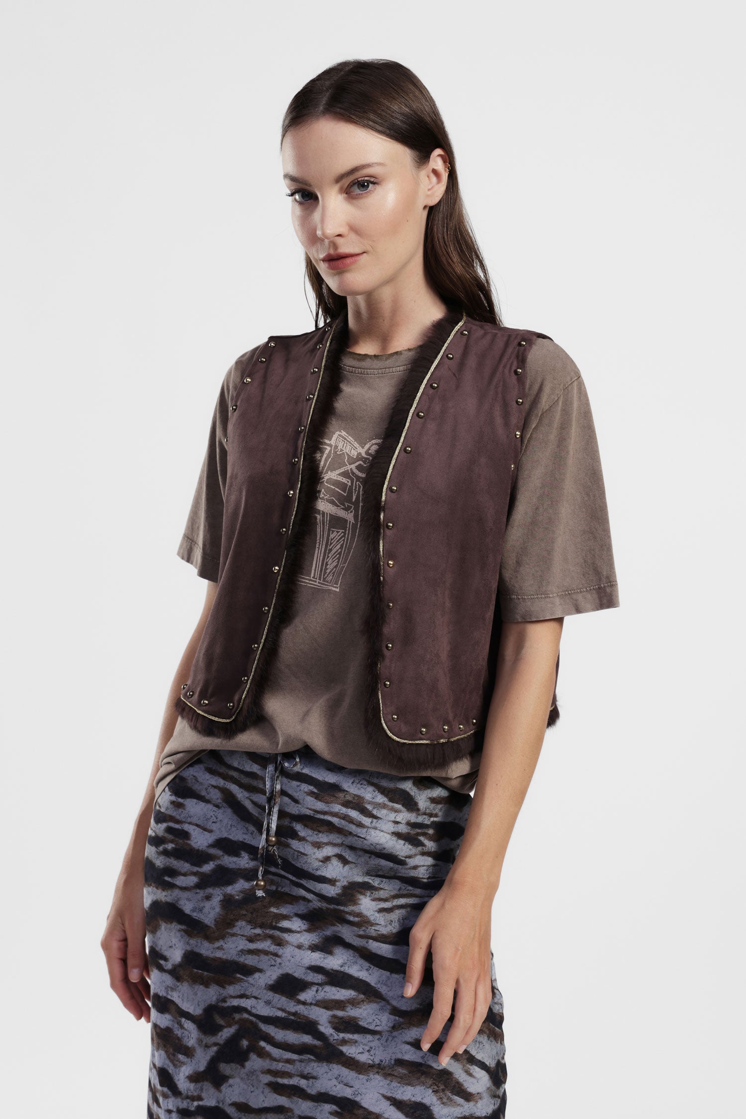 Gilet corto con borchie e bordo a contrasto