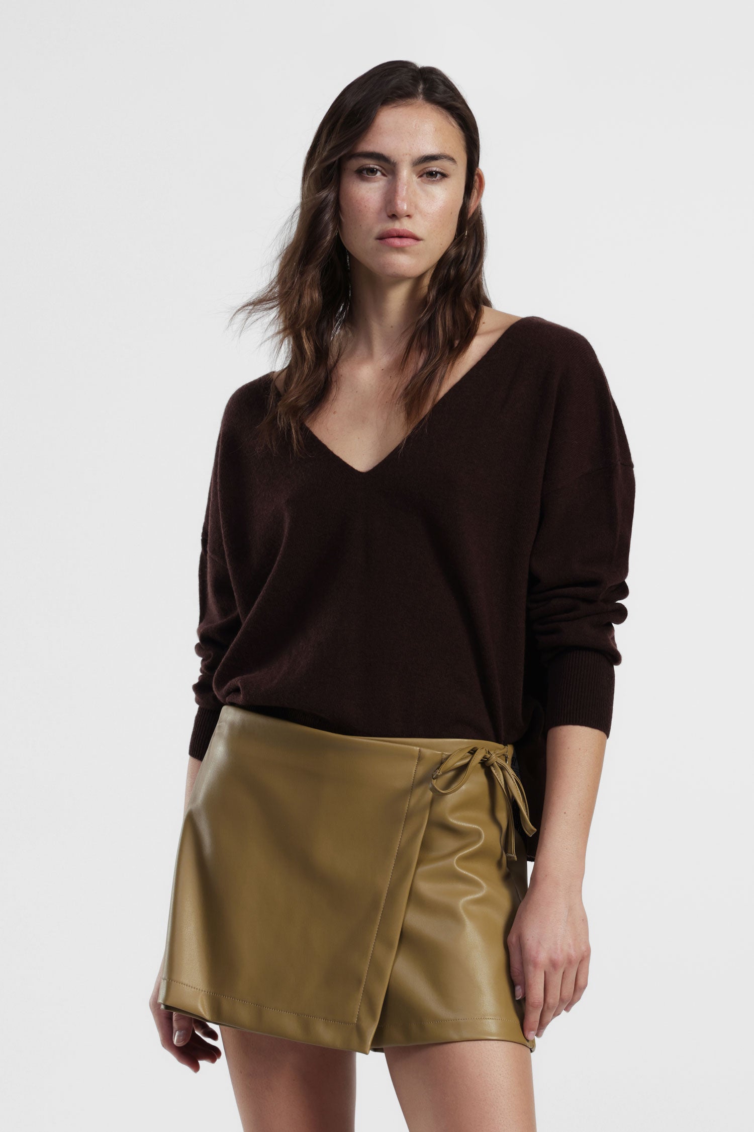 Maglione scollo a v con bottoni sul retro