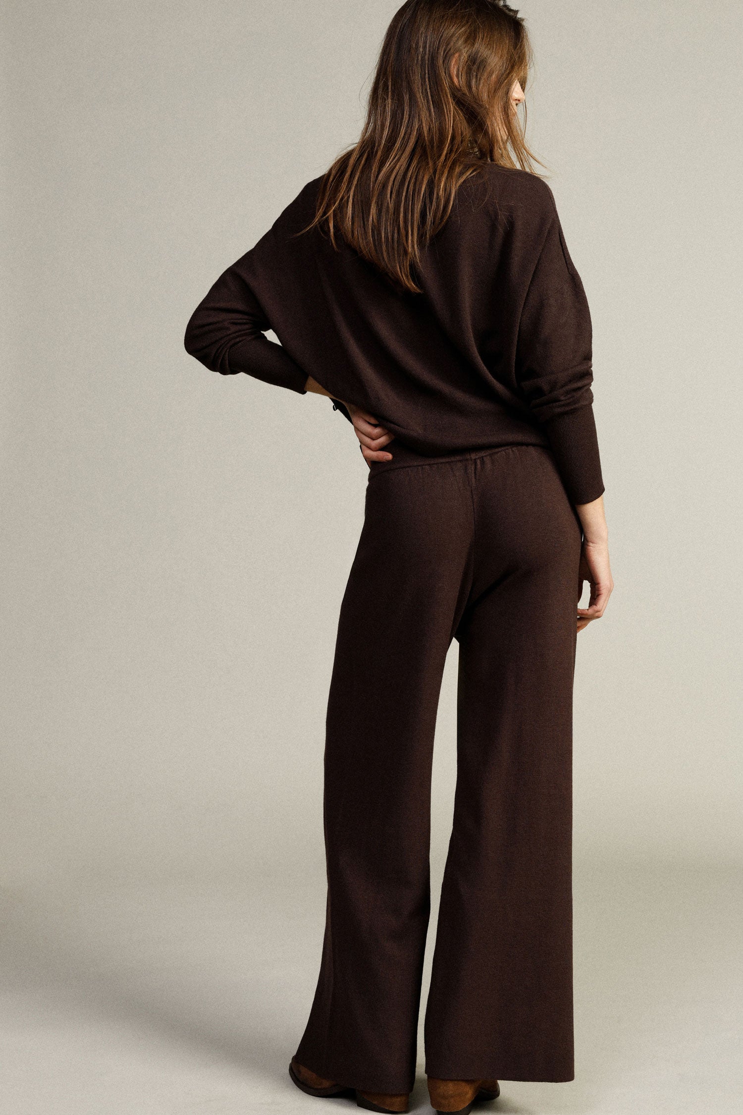 Maglia dolcevita con maniche ampie e bordo asimmetrico