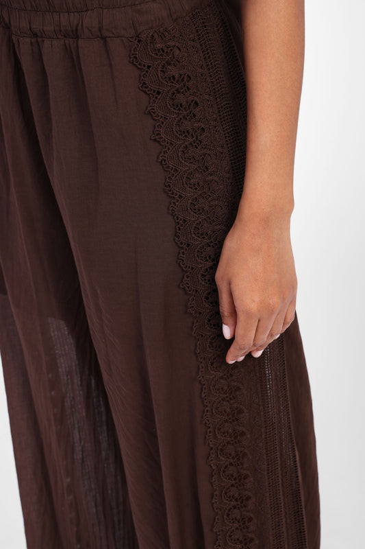 Pantaloni ampi con dettagli ricamati