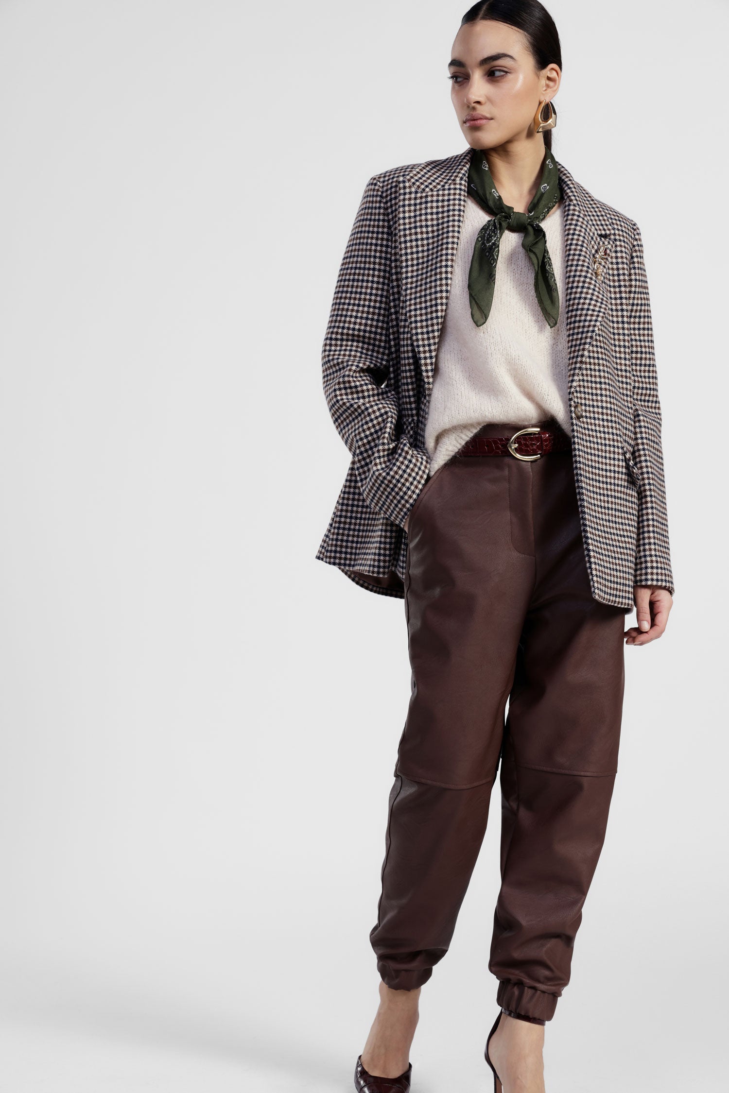 Pantaloni in ecopelle con fondo elasticizzato