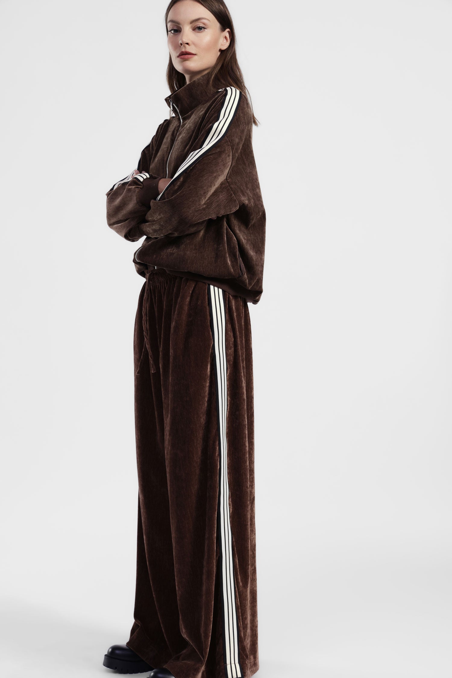 Trousers palazzo con banda laterale e vita alta