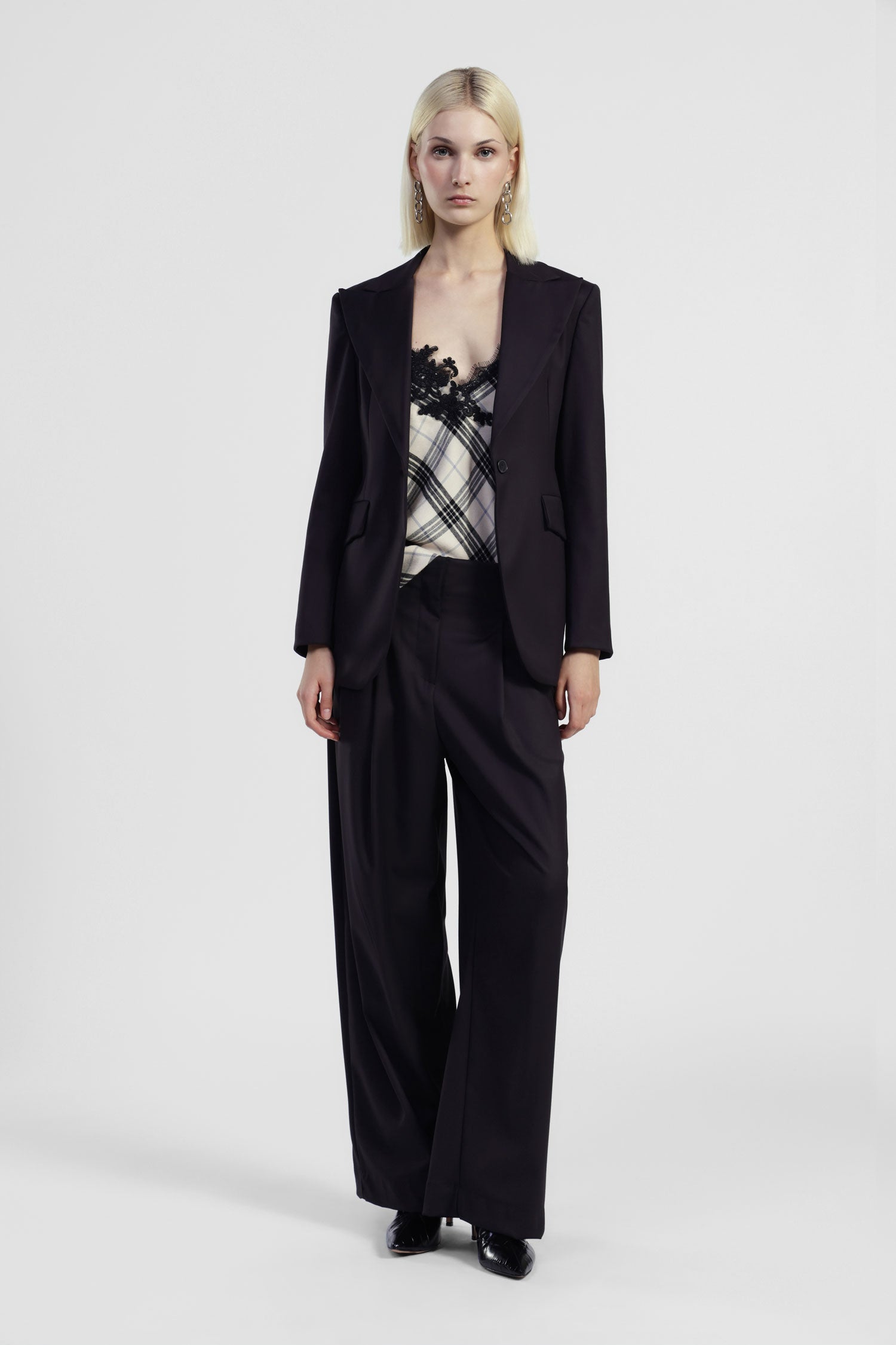 Pantaloni palazzo con pince e vita regolare