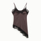 Top con spalline sottili e bordo di pizzo asimmetrico