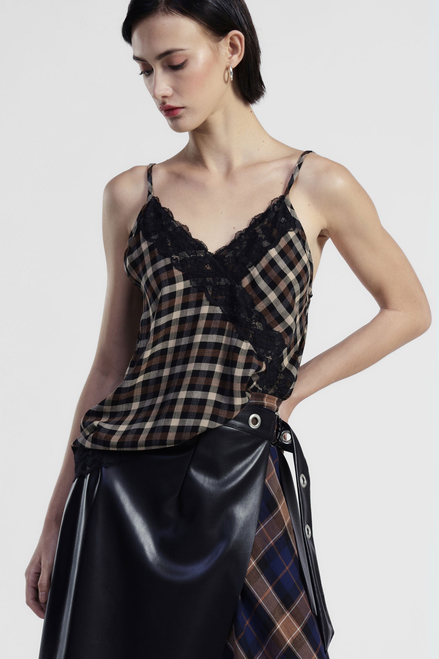 Top a quadri con spalline sottili e pizzo