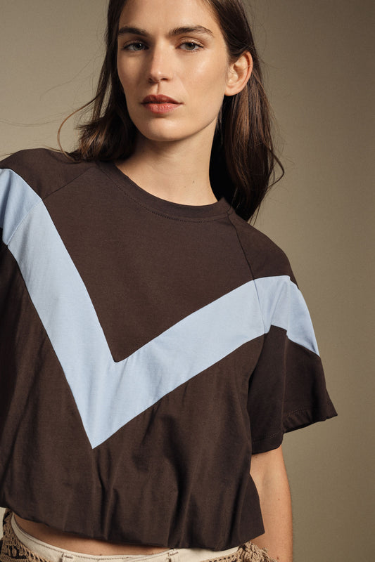T-shirt corta con motivo a v e fondo arricciato