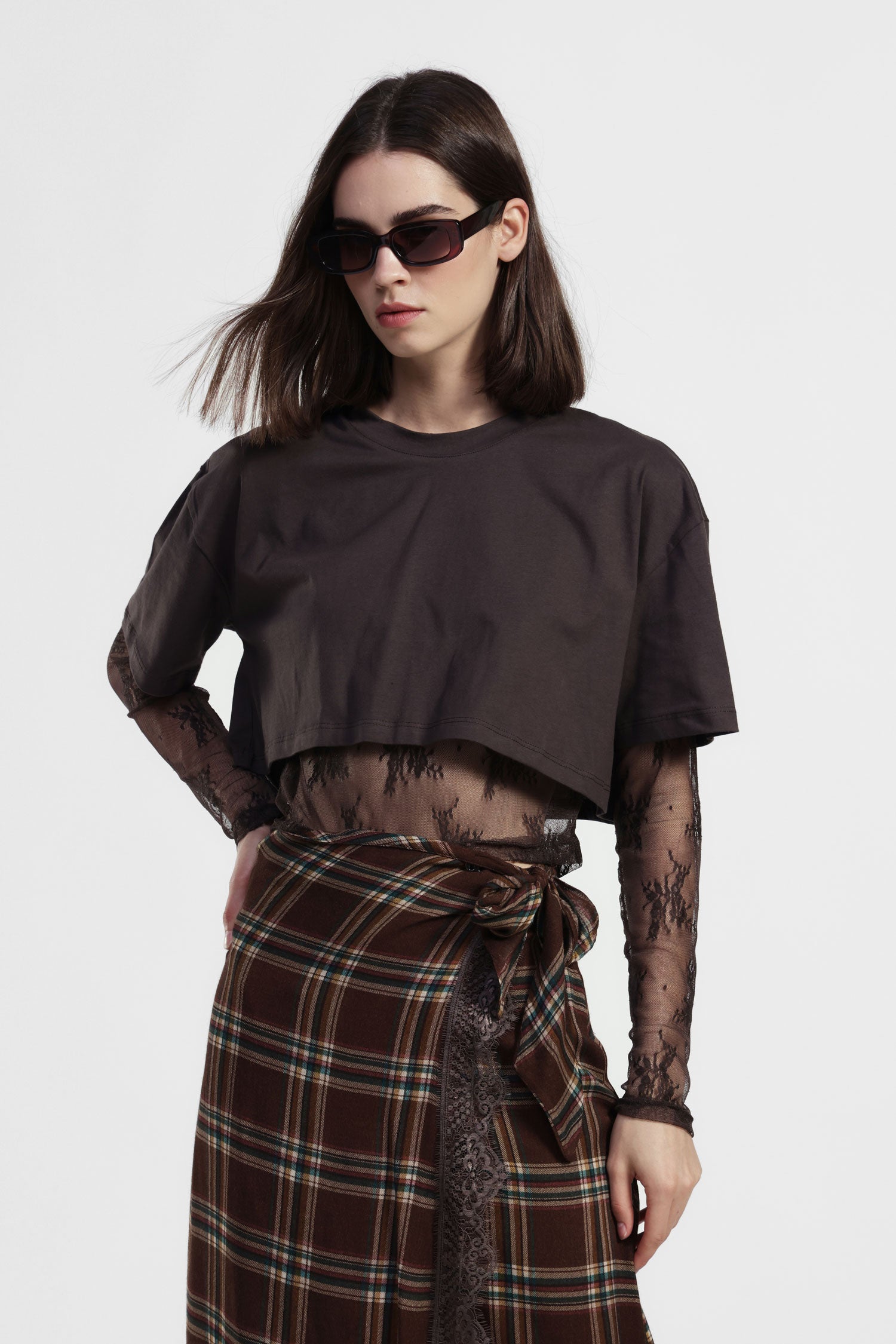 Top crop con maniche lunghe in tulle floreale