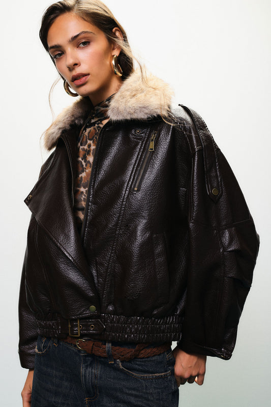 Giacca in pelle con colletto in pelliccia sintetica e zip