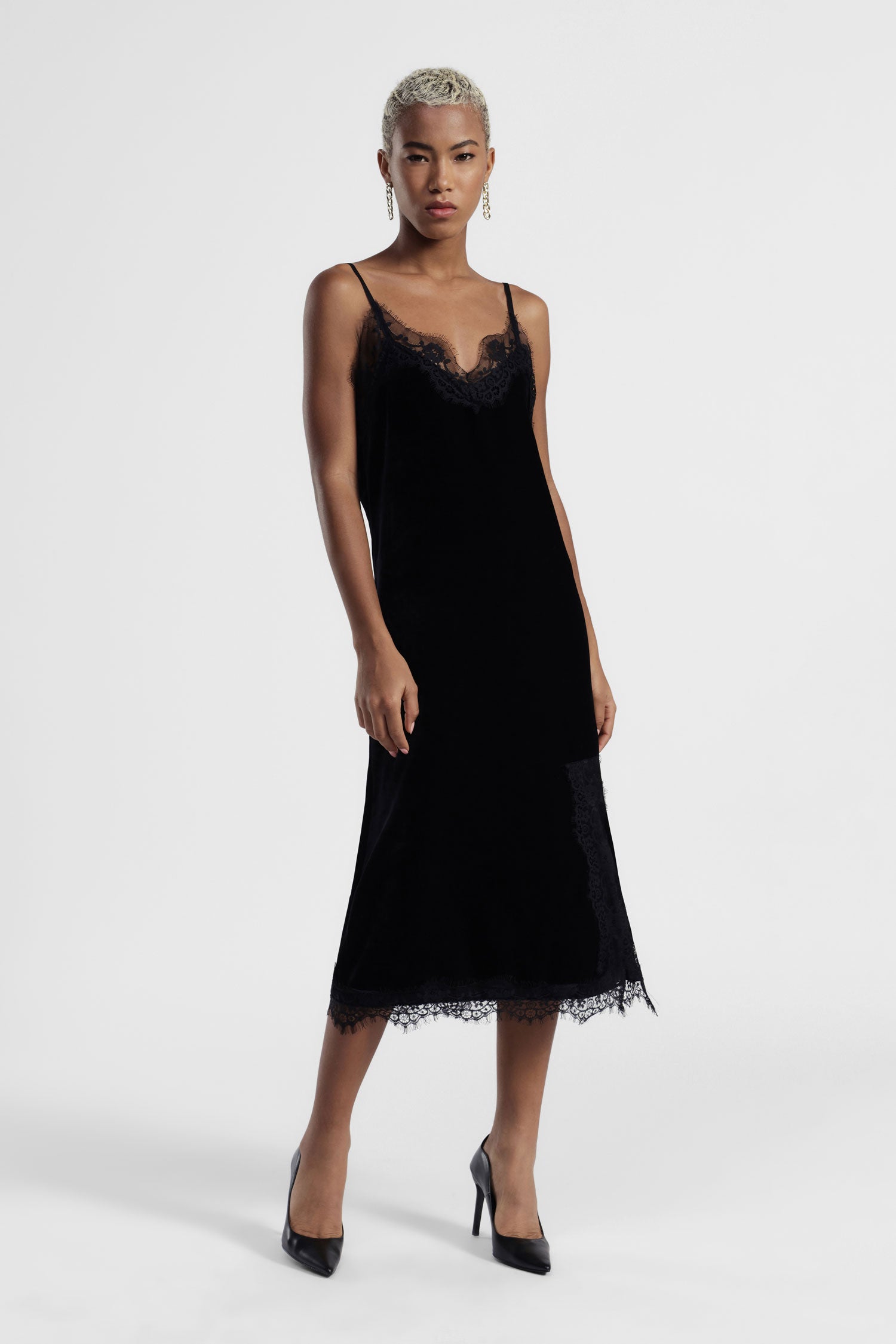 Abito midi con spalline e profili in pizzo