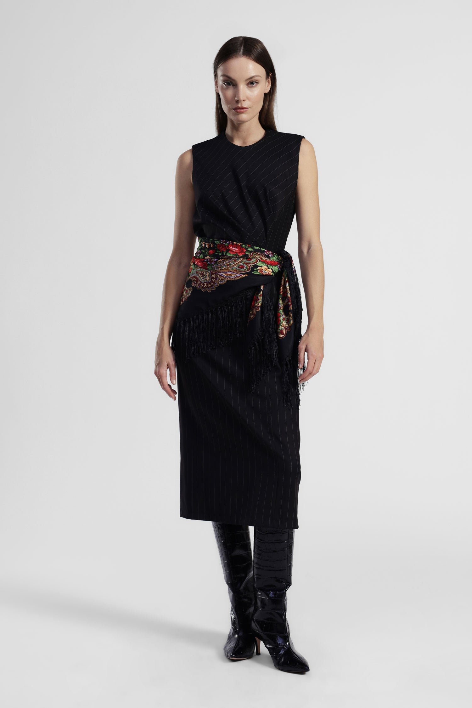 Abito midi smanicato con sciarpa stampata