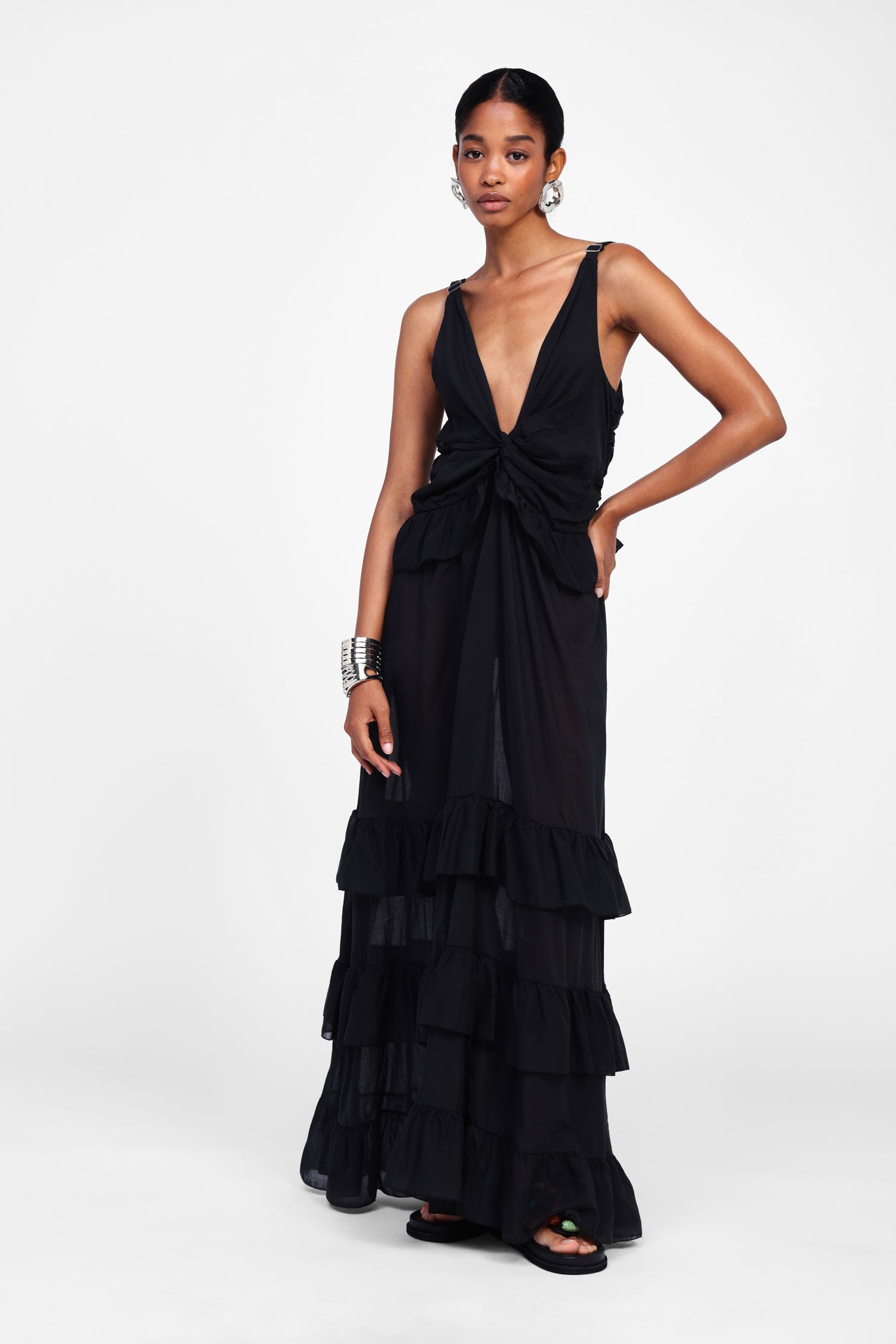 Vestito lungo con balze e spalline