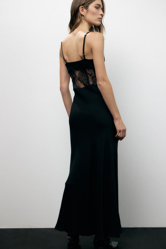 Abito lungo con inserti in pizzo e spalline sottili