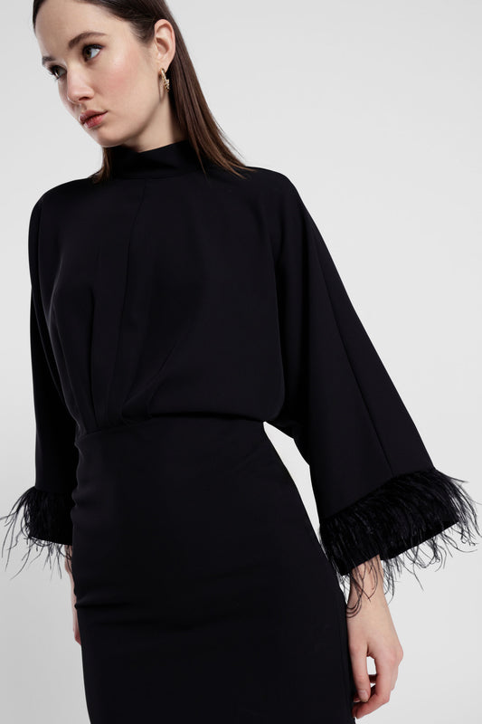 Abito corto con maniche ampie e inserti piumati