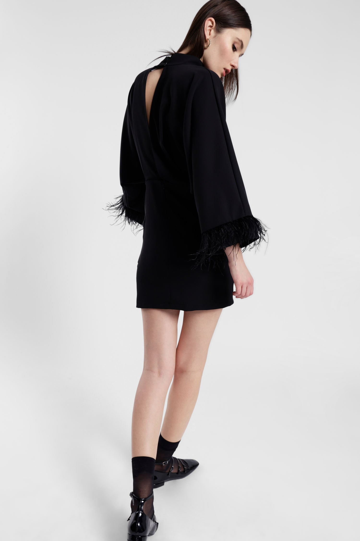 Abito corto con maniche ampie e inserti piumati