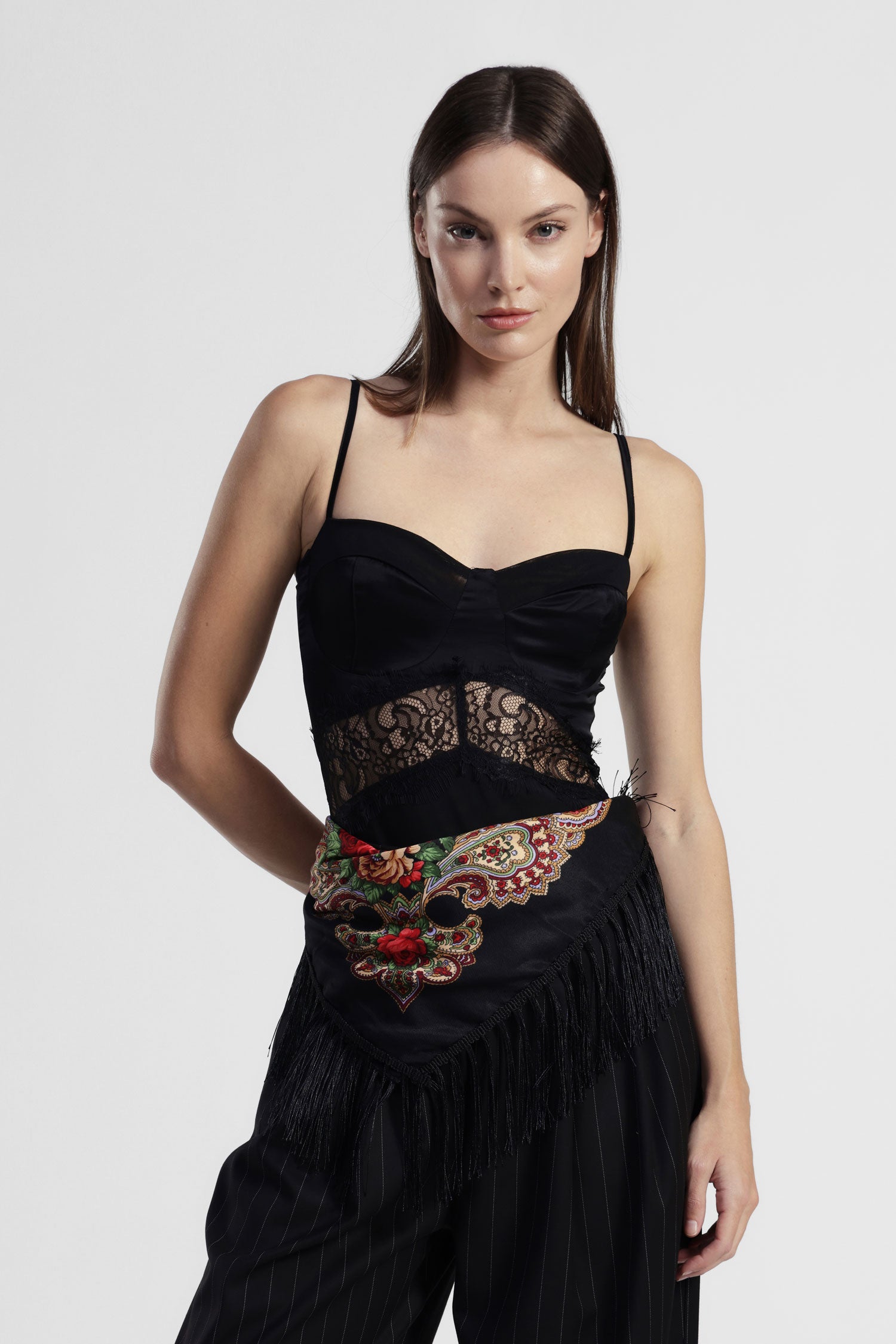 Body con spalline sottili e dettagli decorativi