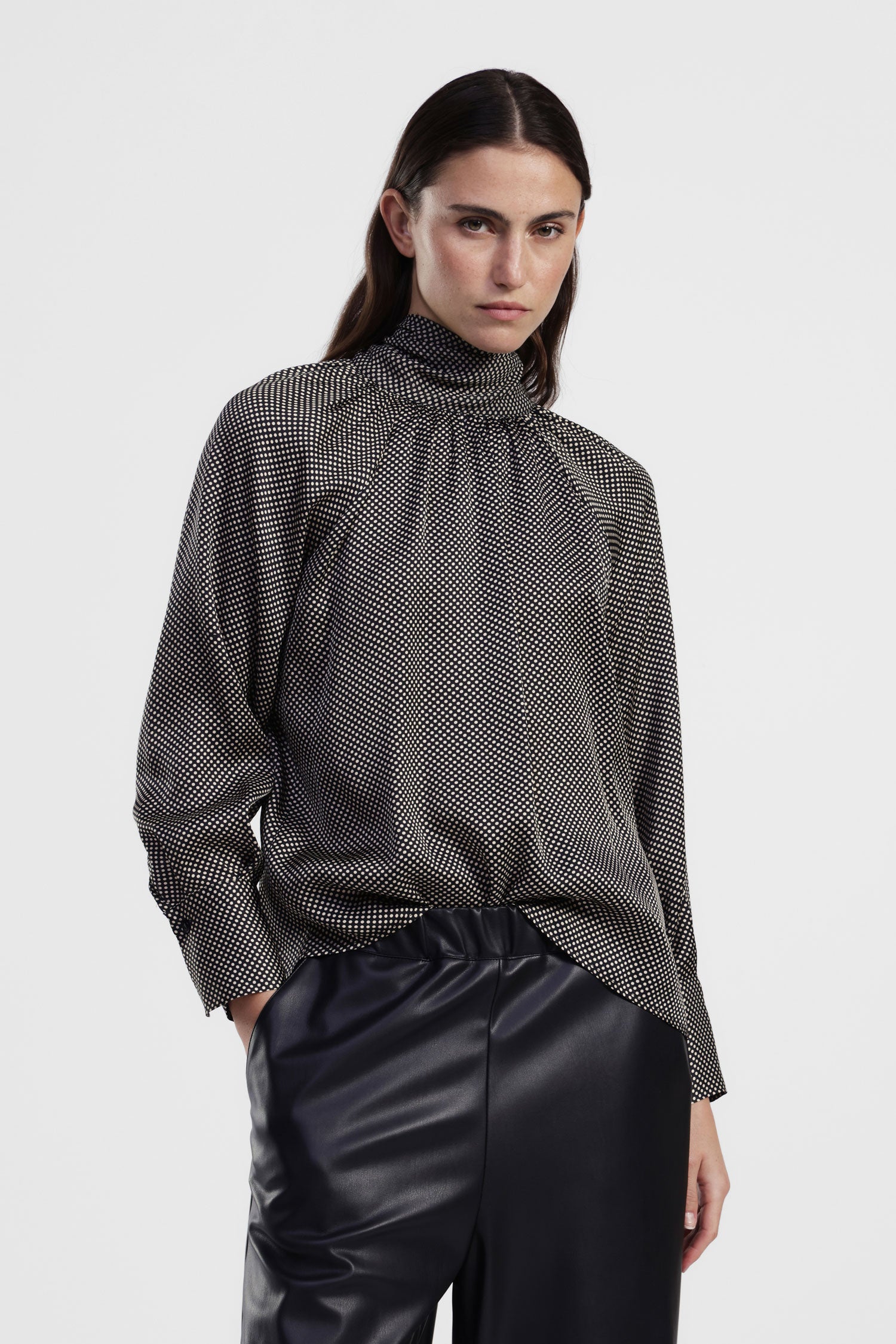 Shirt a pois con maniche lunghe e collo alto arricciato