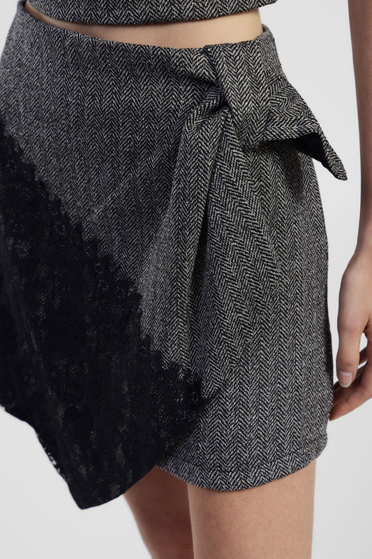 Gonna corta a portafoglio con dettagli in pizzo