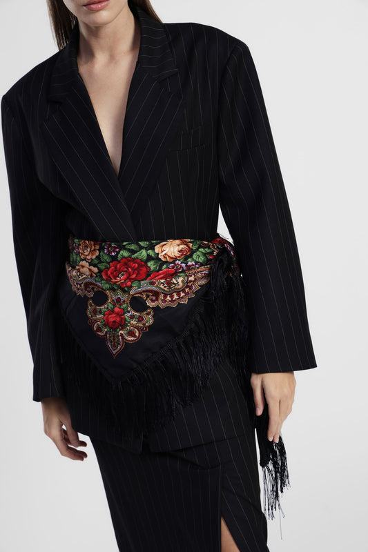 Blazer gessato con foulard frangiato decorativo