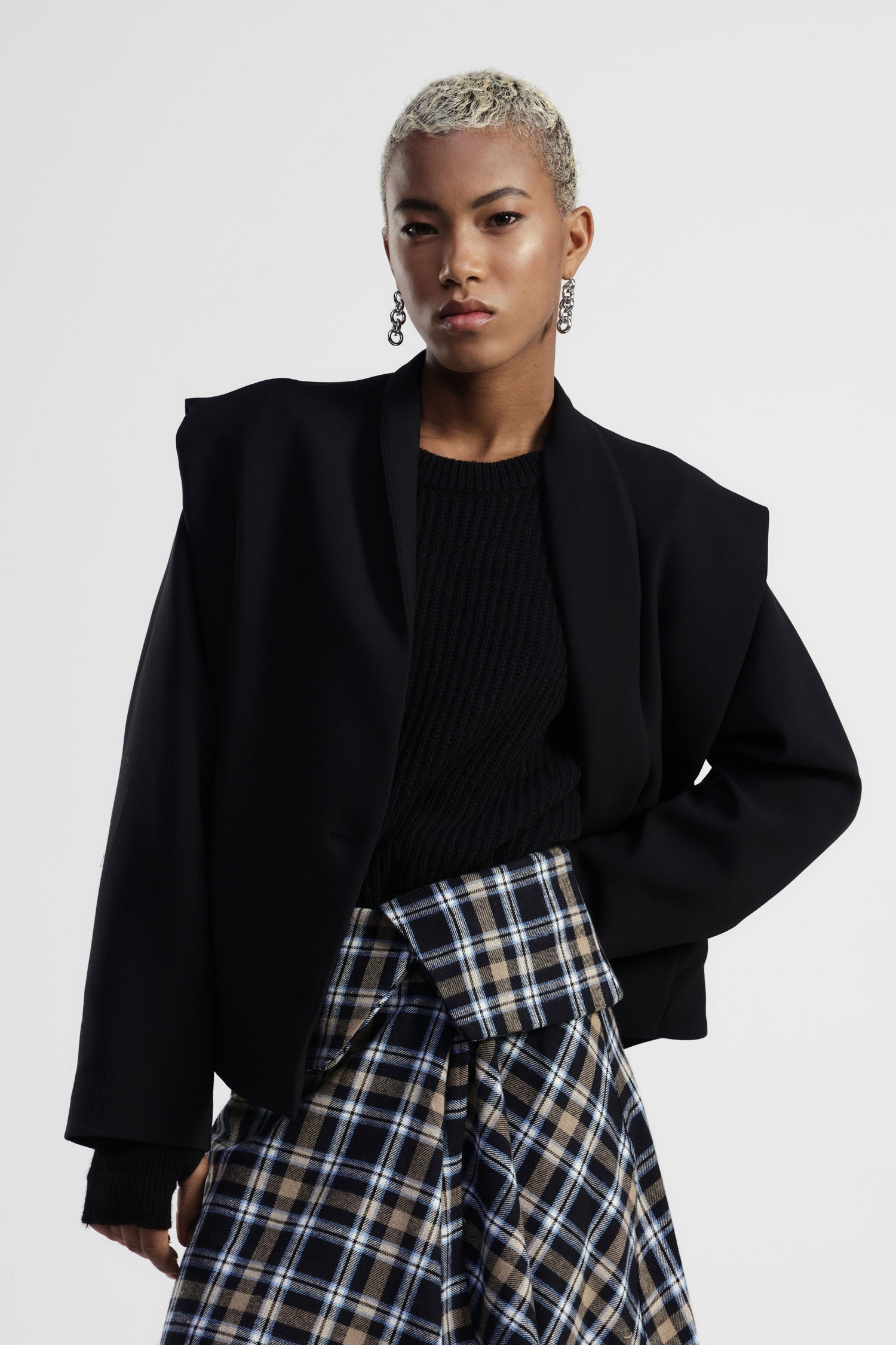 Blazer corto spalle strutturate chiusura due bottoni