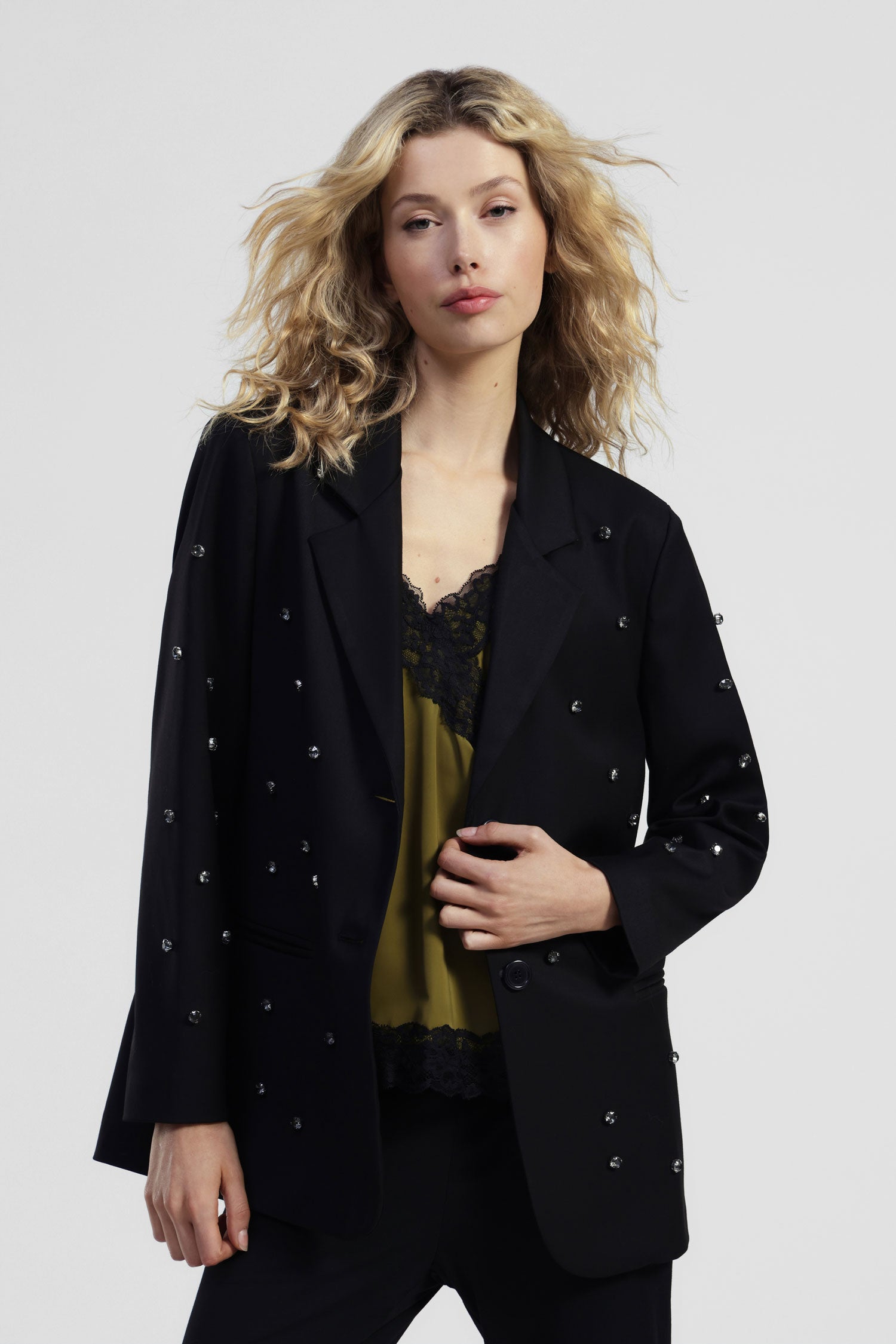 Blazer con bottoni e decori applicati