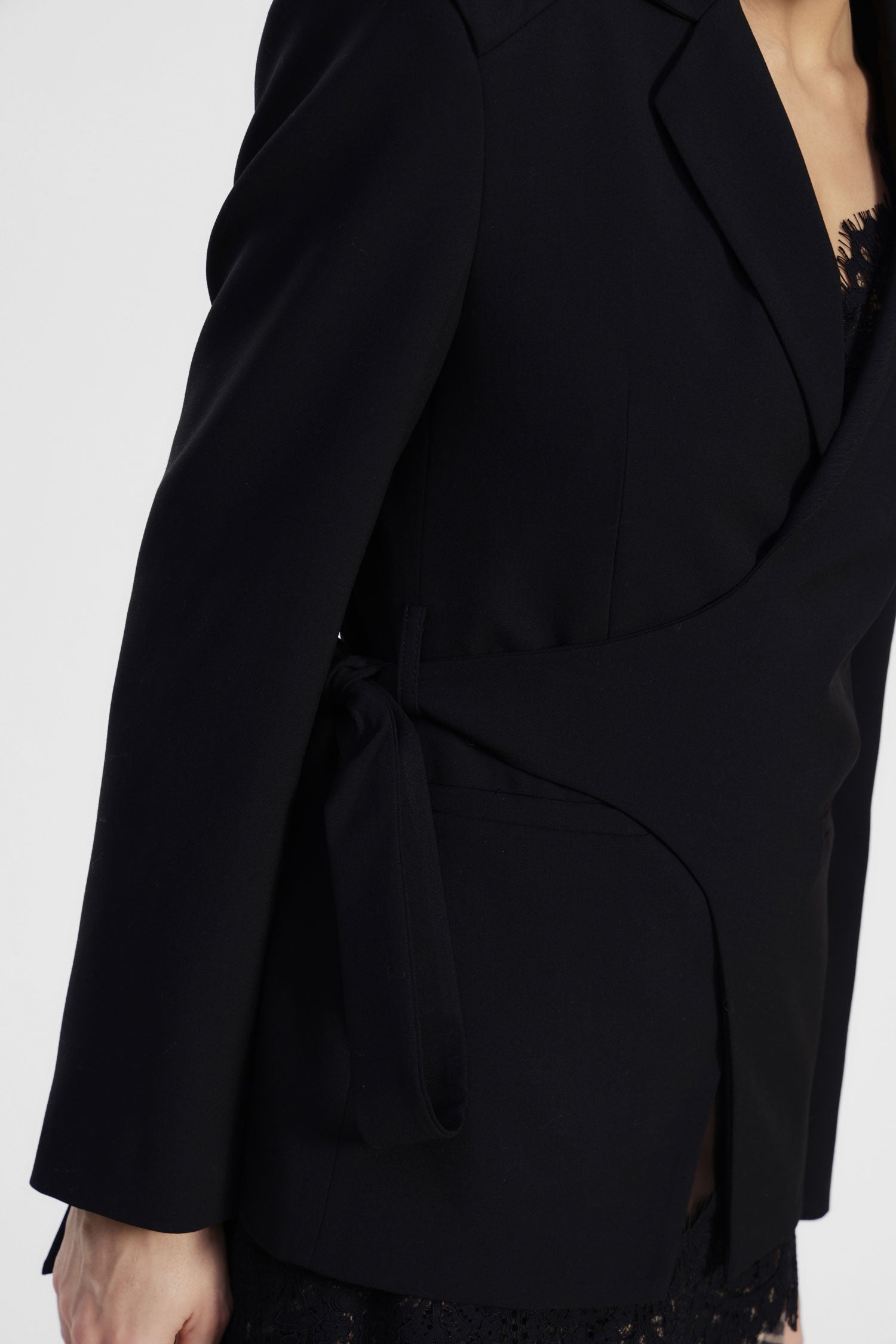 Blazer con cintura in vita e spalle strutturate