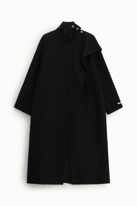 Cappotto lungo con collo alto e abbottonatura