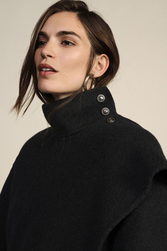 Cappotto lungo con collo alto e abbottonatura