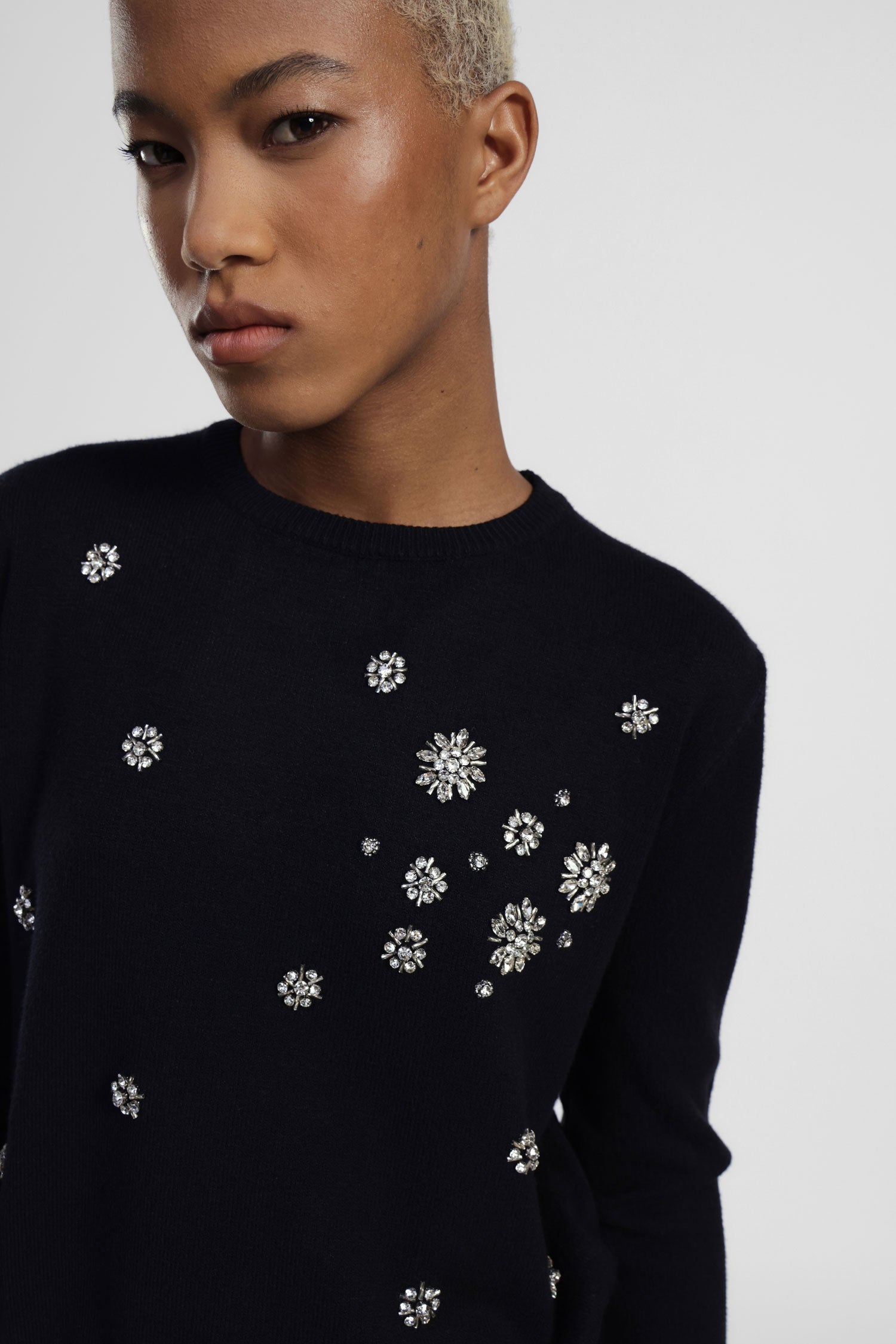 Maglione decorato con applicazioni floreali