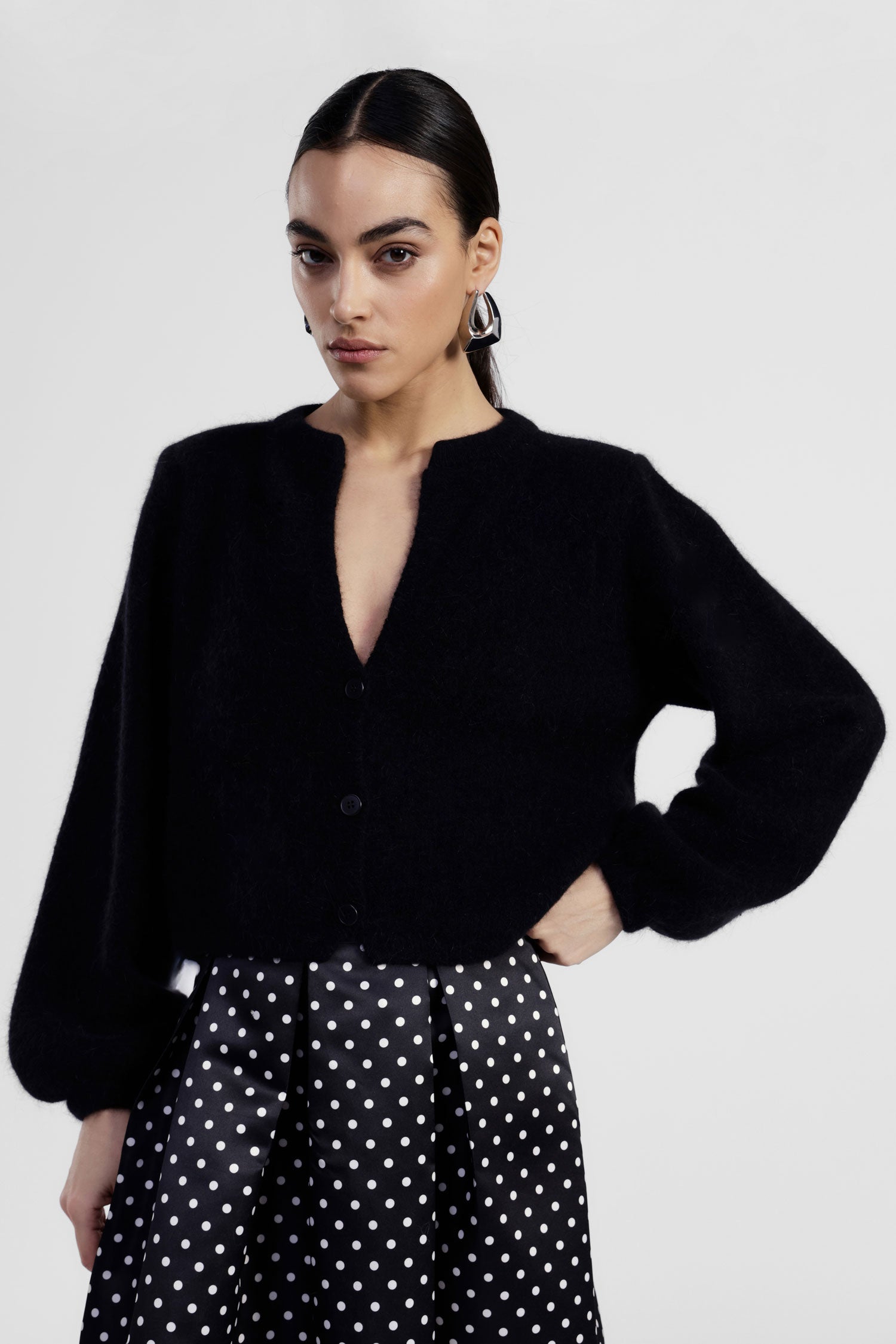 Cardigan corto con maniche ampie e v-neck