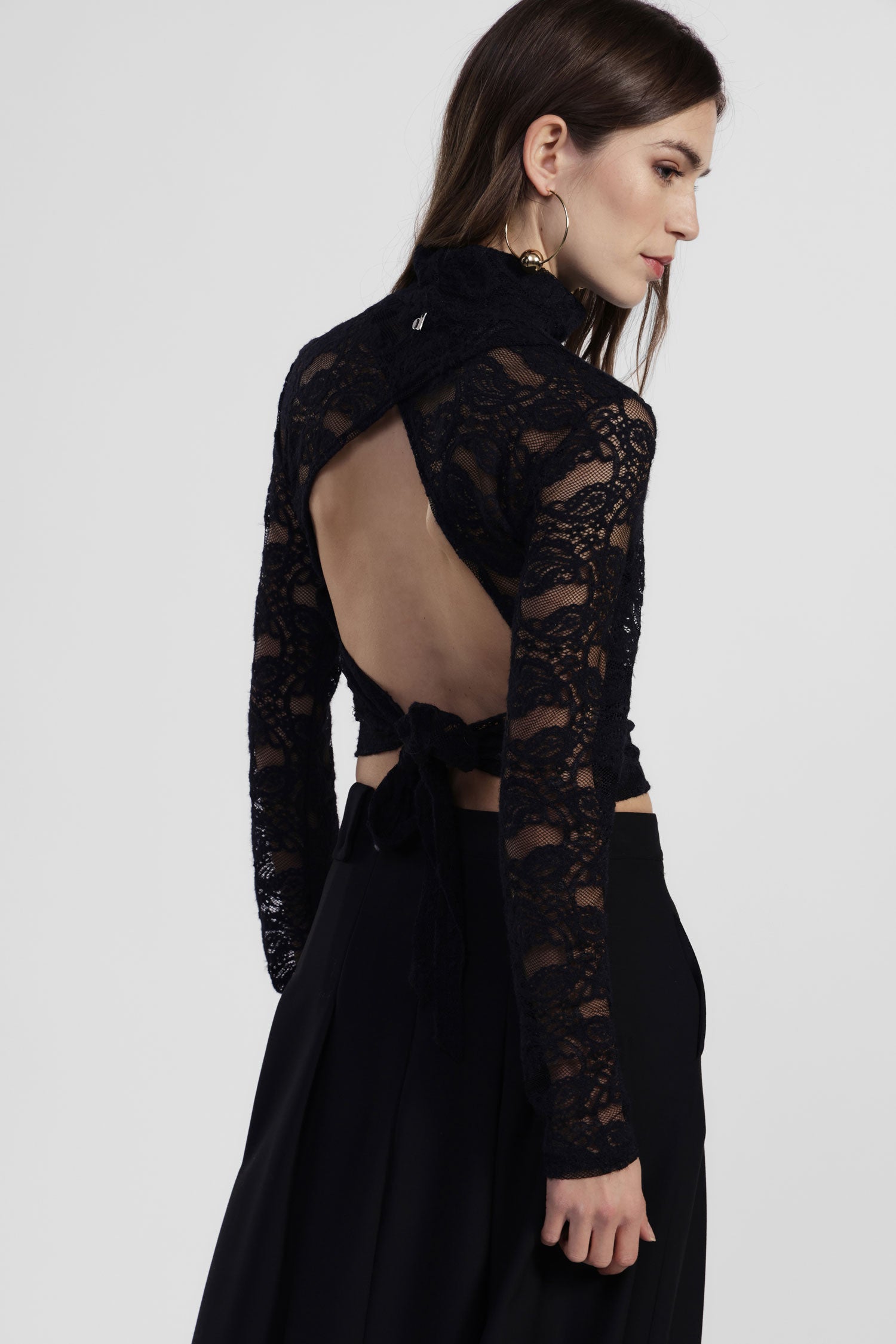 Top a maniche lunghe in pizzo con nodo sul retro