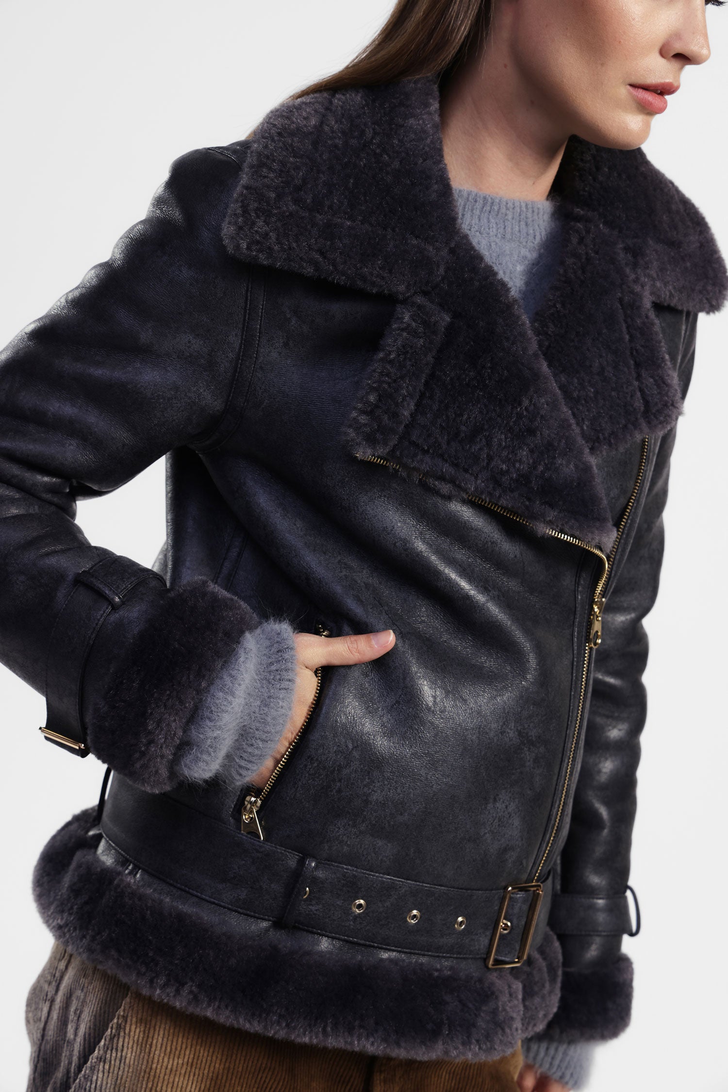 Giacca in eco-pelliccia con zip laterale