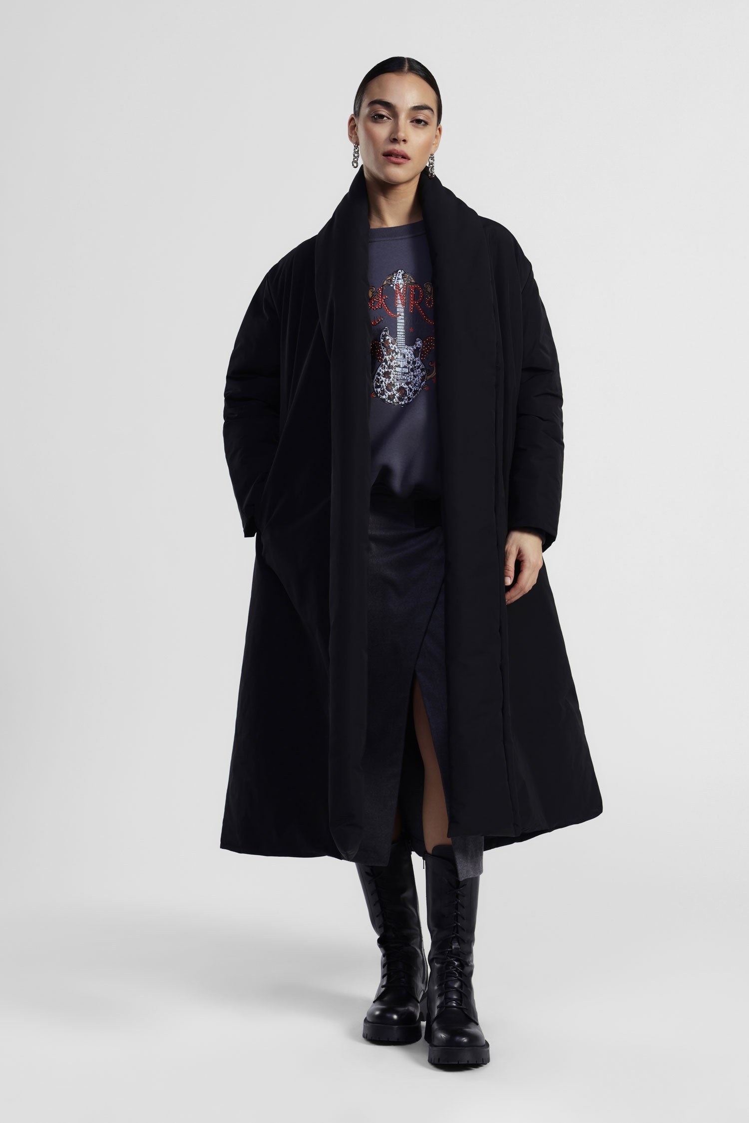 Giacca trapuntata lunga con cintura e colletto ampio