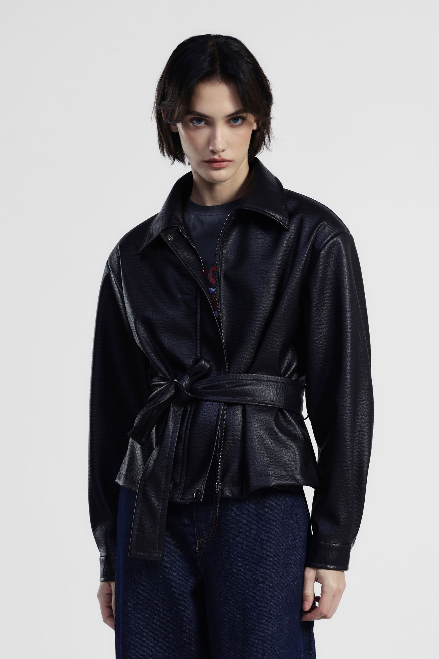 Cappotto corto con cintura e zip frontale