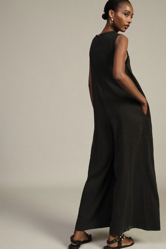 Jumpsuit ampia senza maniche con scollo asimmetrico