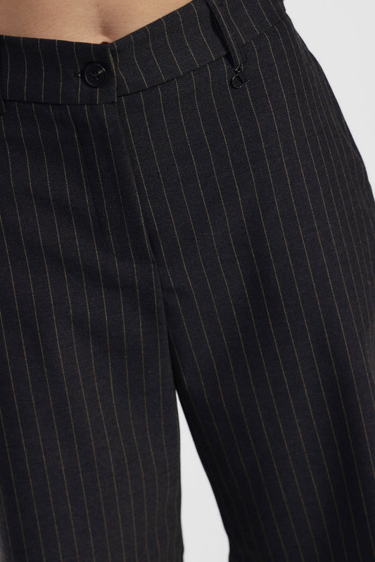 Shorts a righe con dettaglio bottone e tasche
