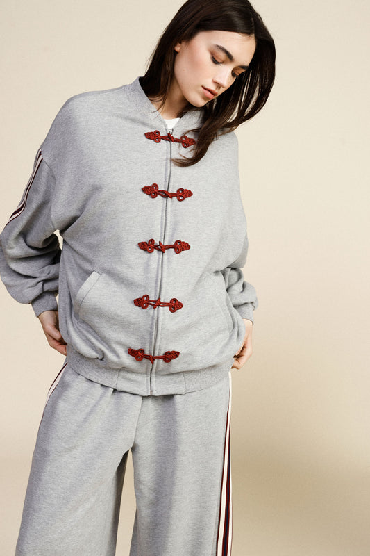 Felpa chiusura con alamari e maniche a righe