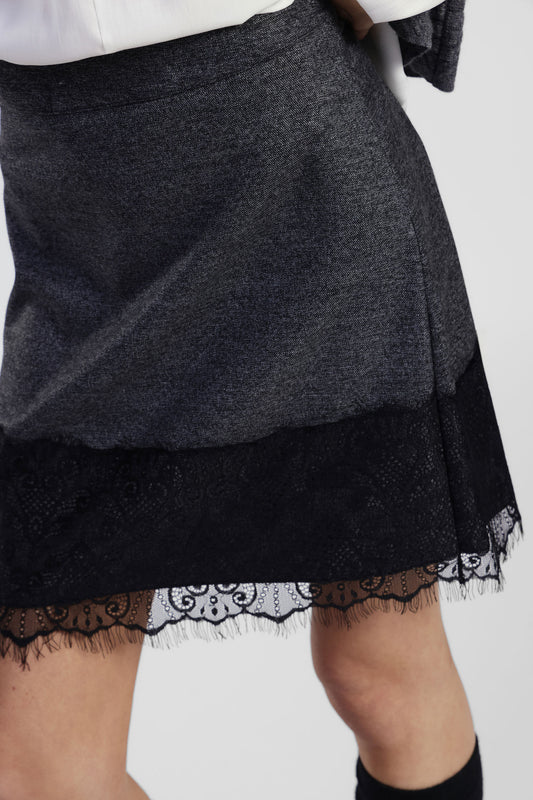 Gonna corta con inserto pizzo e bordo a contrasto