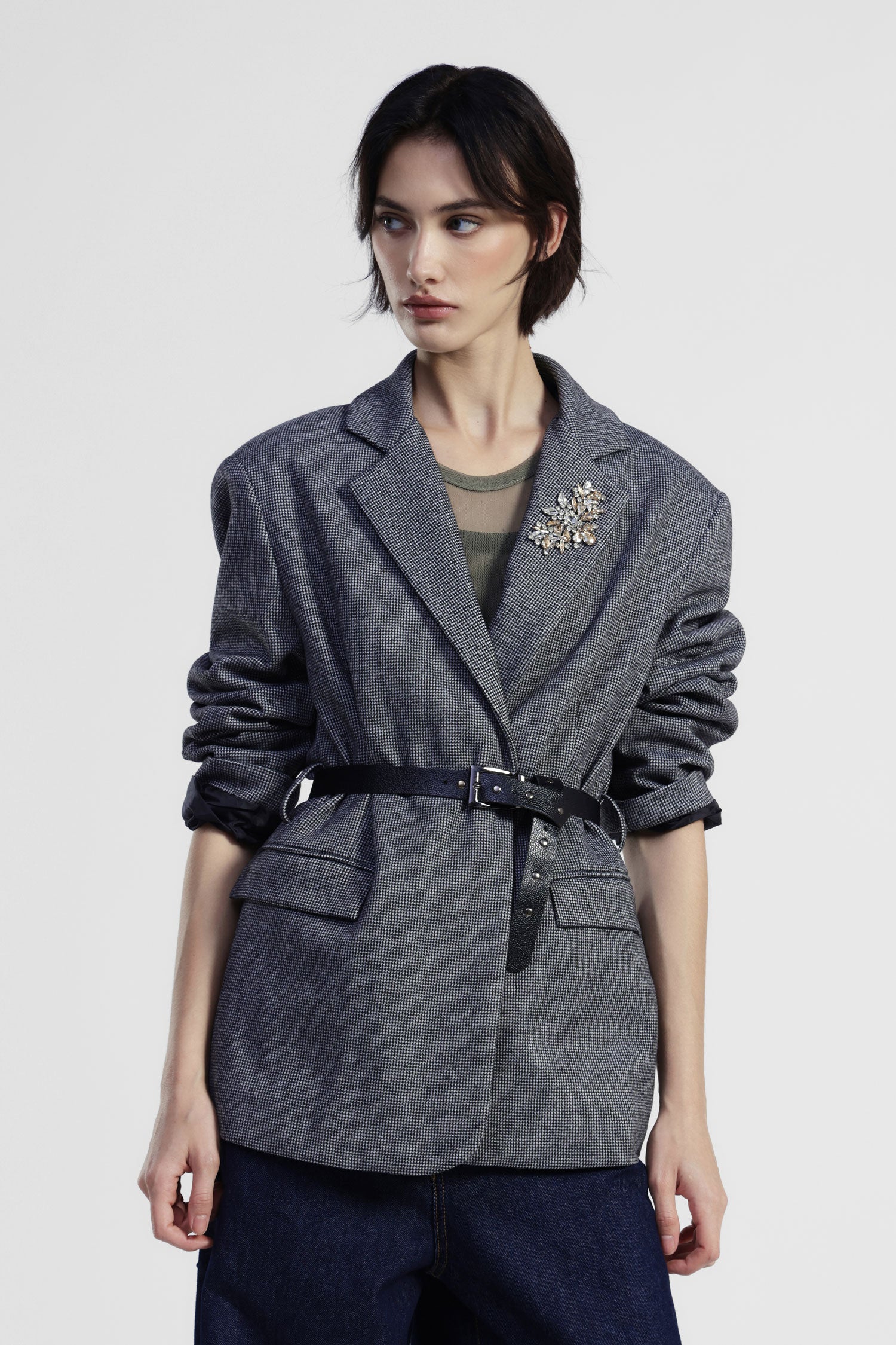 Blazer stampato con cintura e spilla gioiello