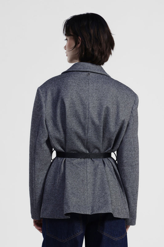 Blazer stampato con cintura e spilla gioiello