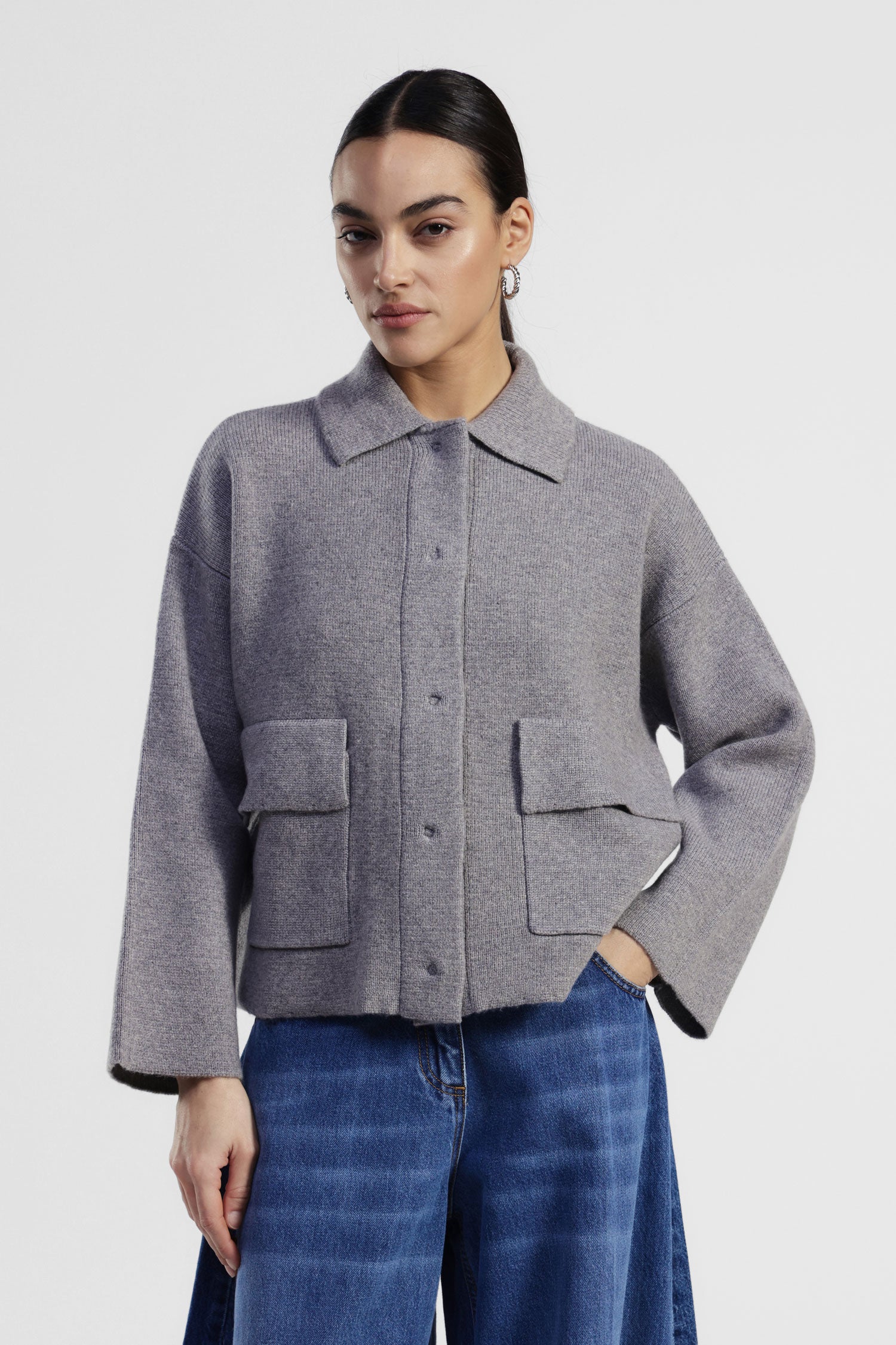 Cardigan corto con tasche applicate e bottoni