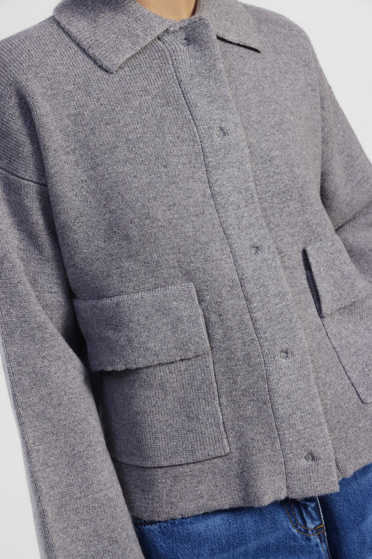 Cardigan corto con tasche applicate e bottoni