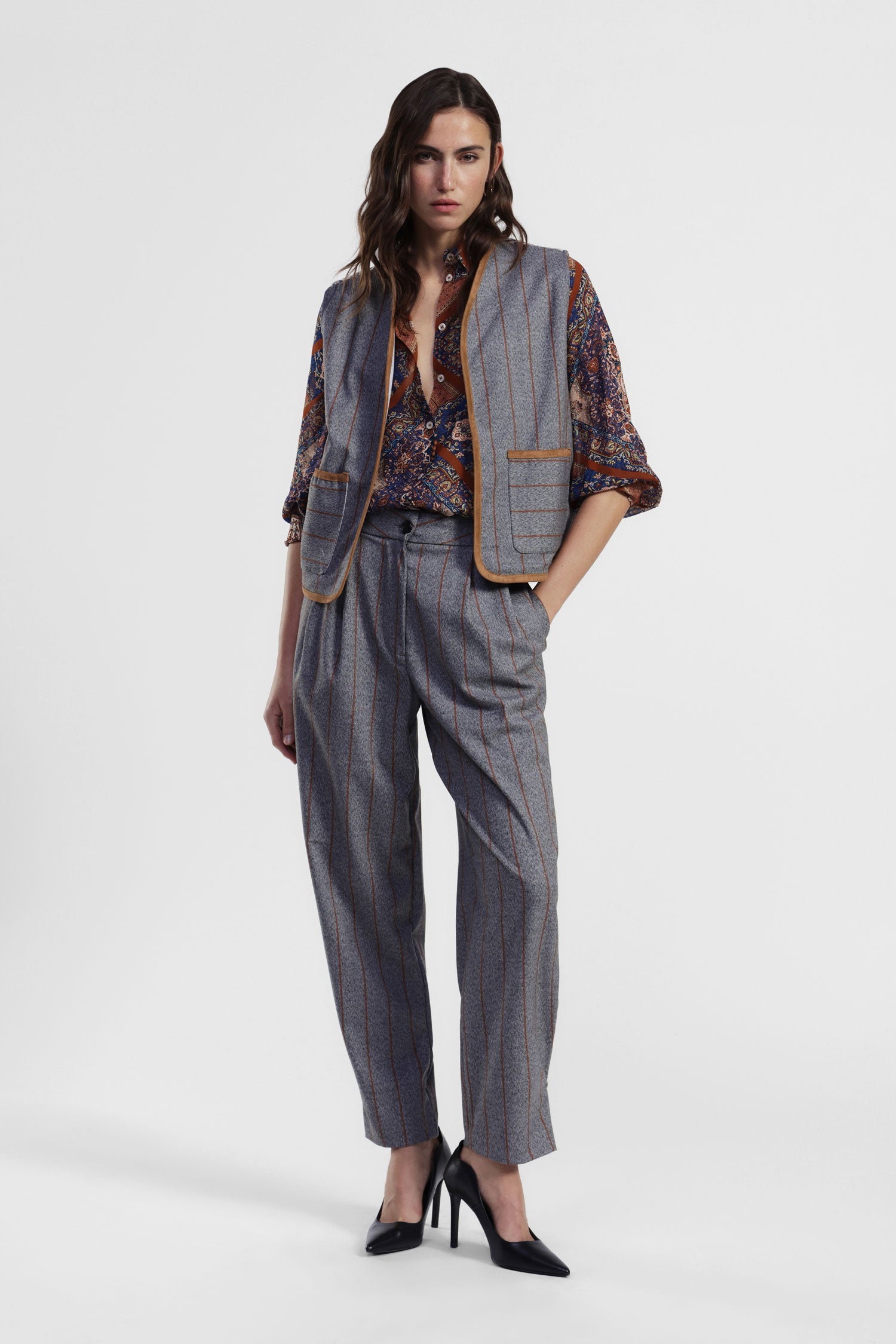 Trousers sartoriali a righe con pince e vita alta