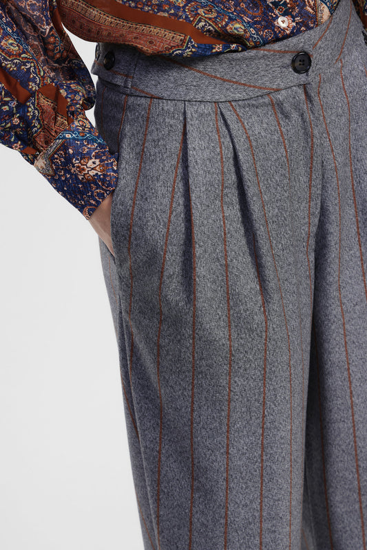 Trousers sartoriali a righe con pince e vita alta