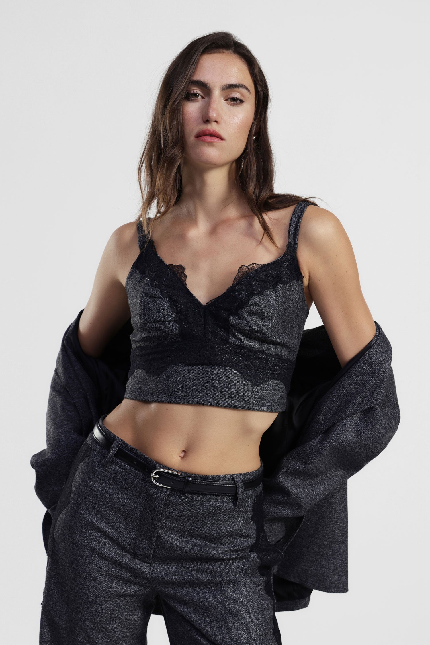 Top corto con spalline e bordo in pizzo