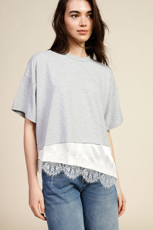 T-shirt corta con bordo in pizzo asimmetrico