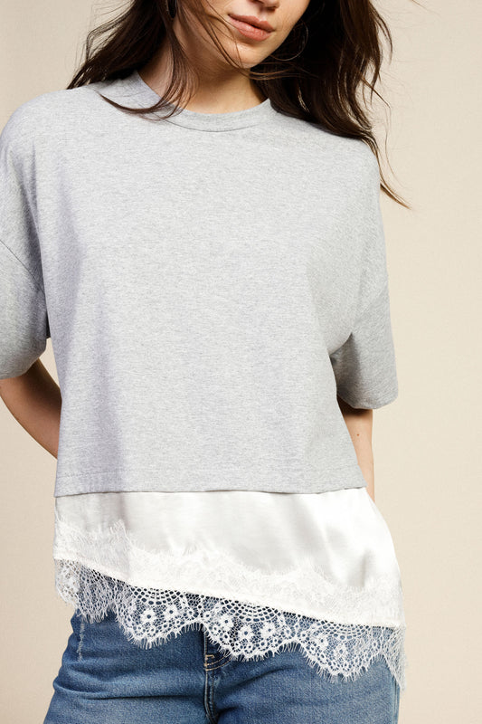 T-shirt corta con bordo in pizzo asimmetrico