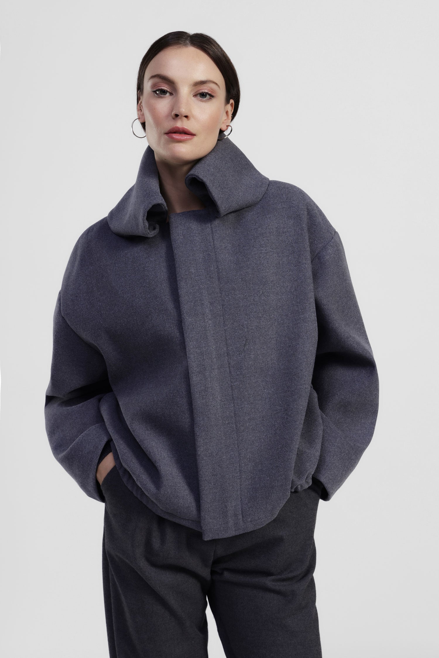 Giacca trapuntata corta con collo ampio e zip