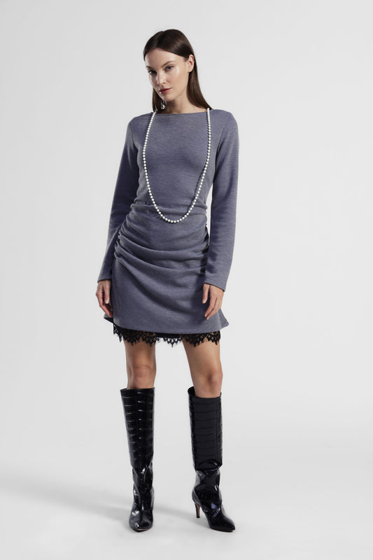 Abito corto drappeggiato con perle e bordo pizzo